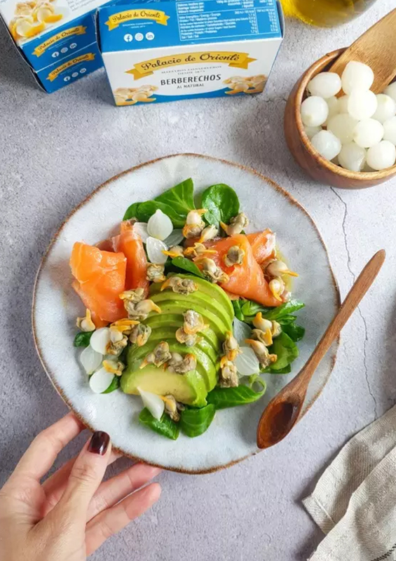 Ensalada de berberechos, aguacate y salmón