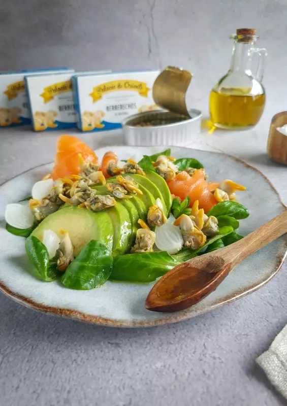 Ensalada de berberechos, aguacate y salmón