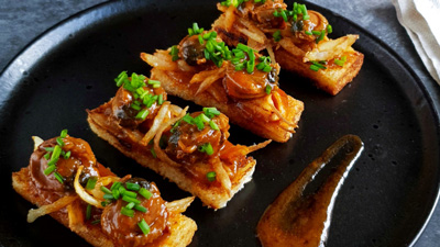 Tosta de zamburiñas en lata con cebolla crujiente