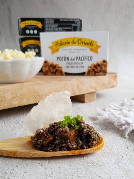 Cucharitas de calamares en tinta de sepia con cuscús y crujiente de arroz