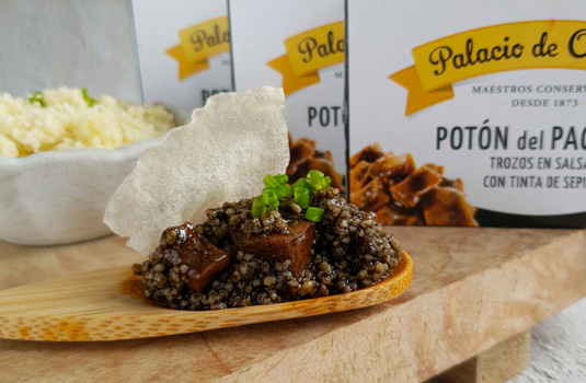 Cuscús negro con calamares en tinta de sepia y crujiente de arroz en cucharitas